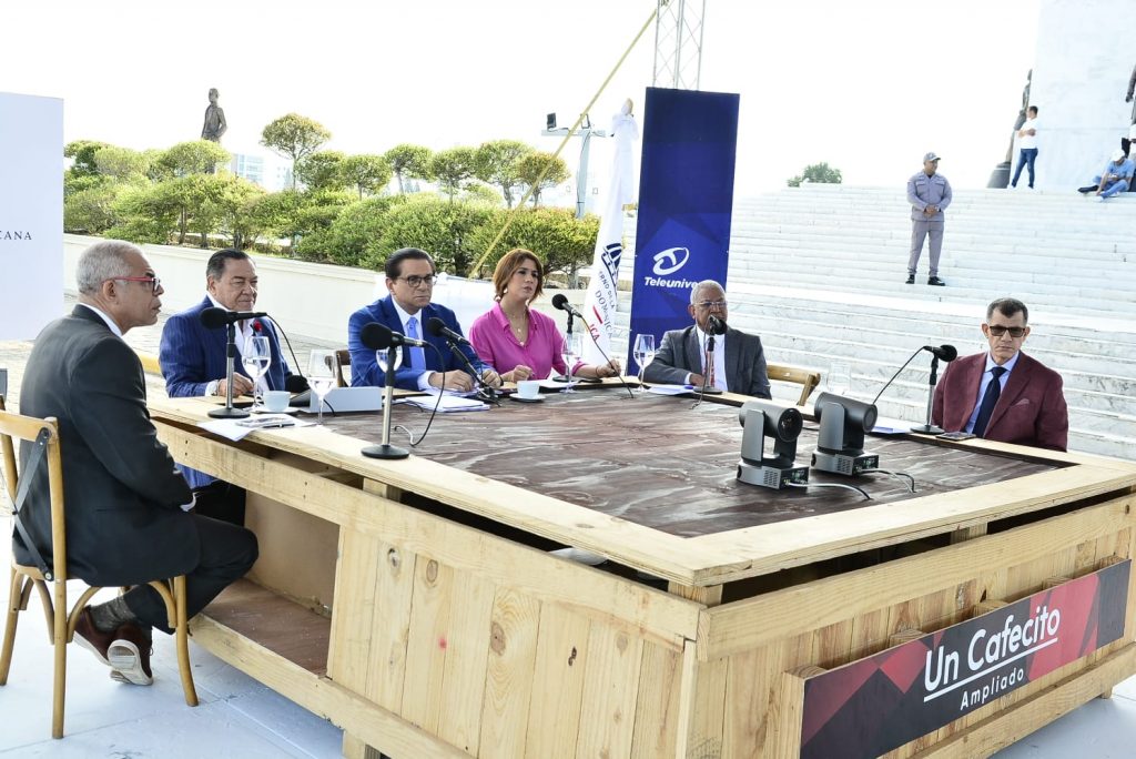 ministro de Salud Publica participo en un programa especial de El Cafecito