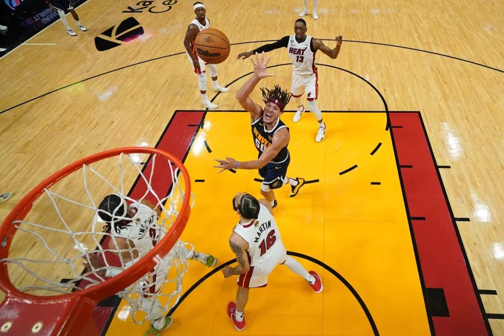 Aaron Gordon 50 convierte ante la mirada de la defensa de Miami Heat durante el primer cuarto