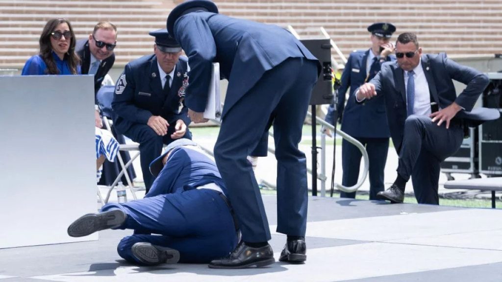 Biden cae en la ceremonia de graduacion de la Academia de la Fuerza Aerea de EE.UU1