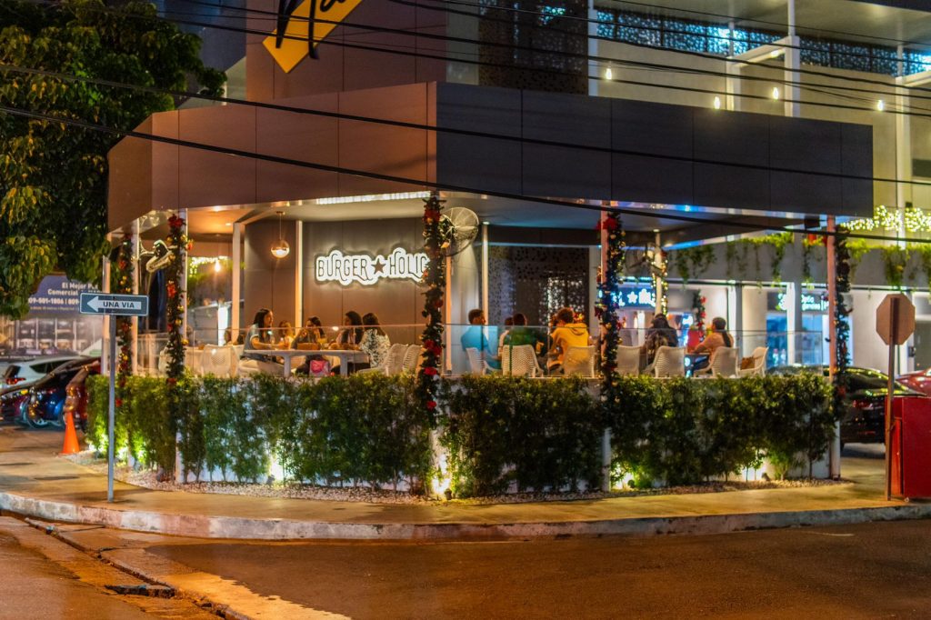 Burger Holic Streef Food celebra 6to. Aniversario y anuncia la apertura de nuevas sucursales BurgerHolic Naco eljacaguero