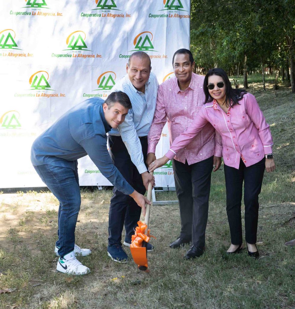 Cooperativa La Altagracia da primer picazo construccion Anfiteatro Parque Central