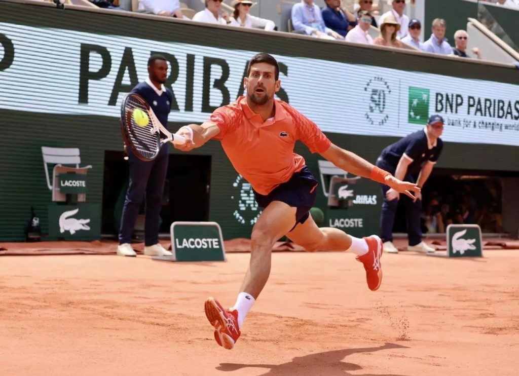 Djokovic alcanza la final de Roland Garros en un partido epico empanado por la lesion de Alcaraz