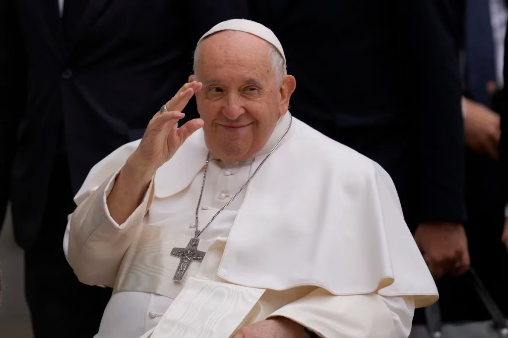 El papa Francisco fue operado de una hernia intestinal