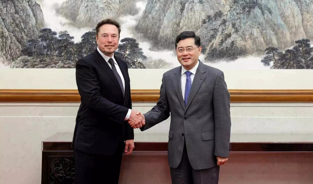 Elon Musk saluda al ministro de Relaciones Exteriores chino Qin Gang