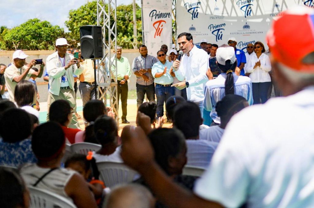 Gobierno asiste a miles de familias vulnerables de Duverge y Oviedo con jornadas Primero Tu