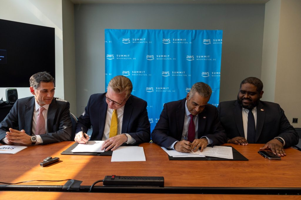 Gobierno dominicano firma acuerdo de cooperacion con Amazon Web Services