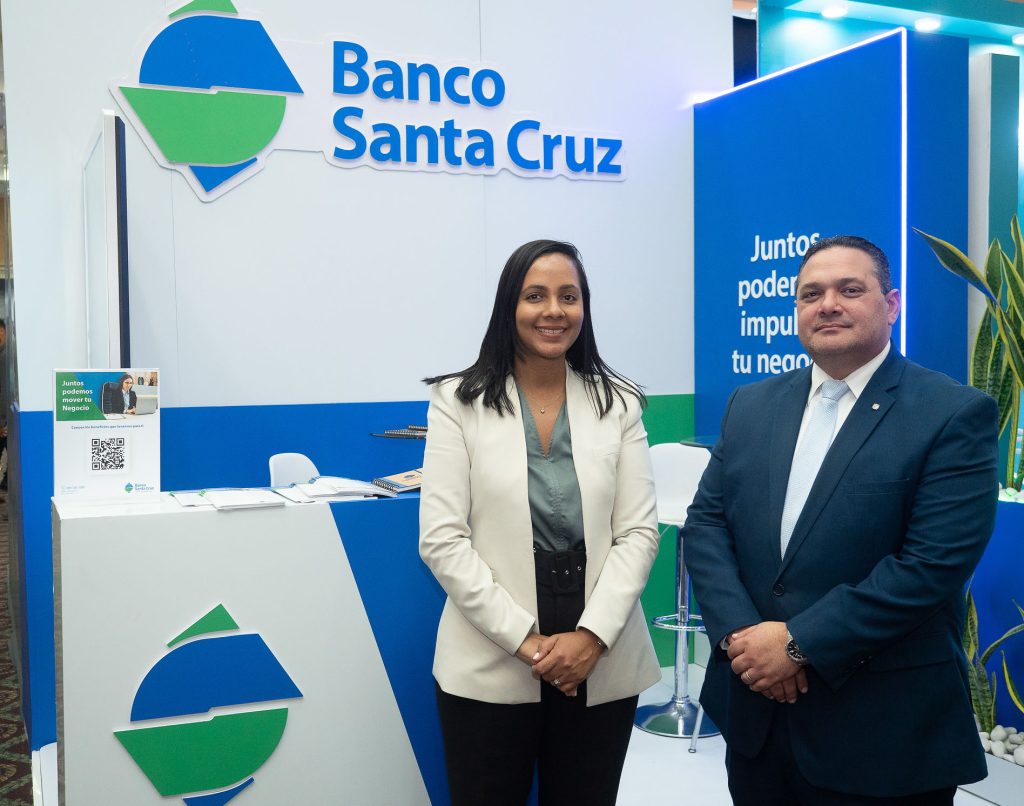 Banco Santa Cruz impulsa crecimiento de las Mipymes con sus productos y servicios Greeys W. Henriquez gerente Mi Negocio y Juan de Dios Gonzalez 2do vicepresidente Banca Persona