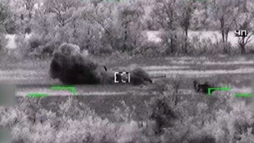 Helicoptero ruso Ka 52 Alligator hace un doblete al destruir dos tanques de Ucrania a la vez