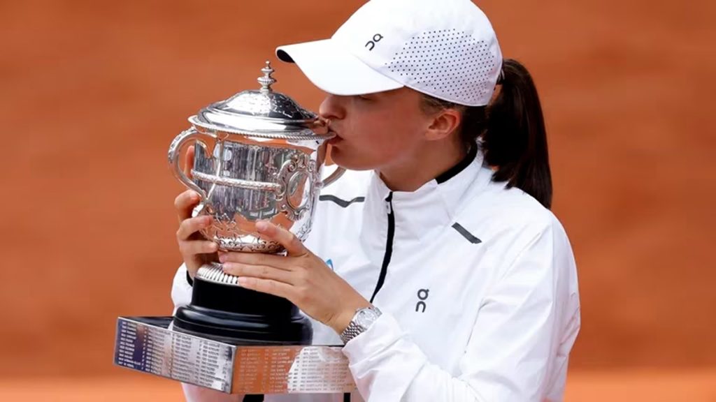 Iga Swiatek vencio a Karolina Muchova en la final y gano Roland Garros por tercera vez en su carrera