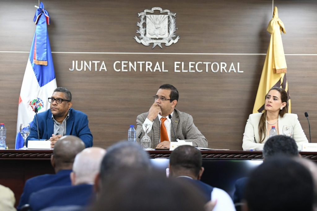 JCE sostiene reunión con delegados de organizaciones políticas JCE sostiene reunion con delegados de organizaciones politicas