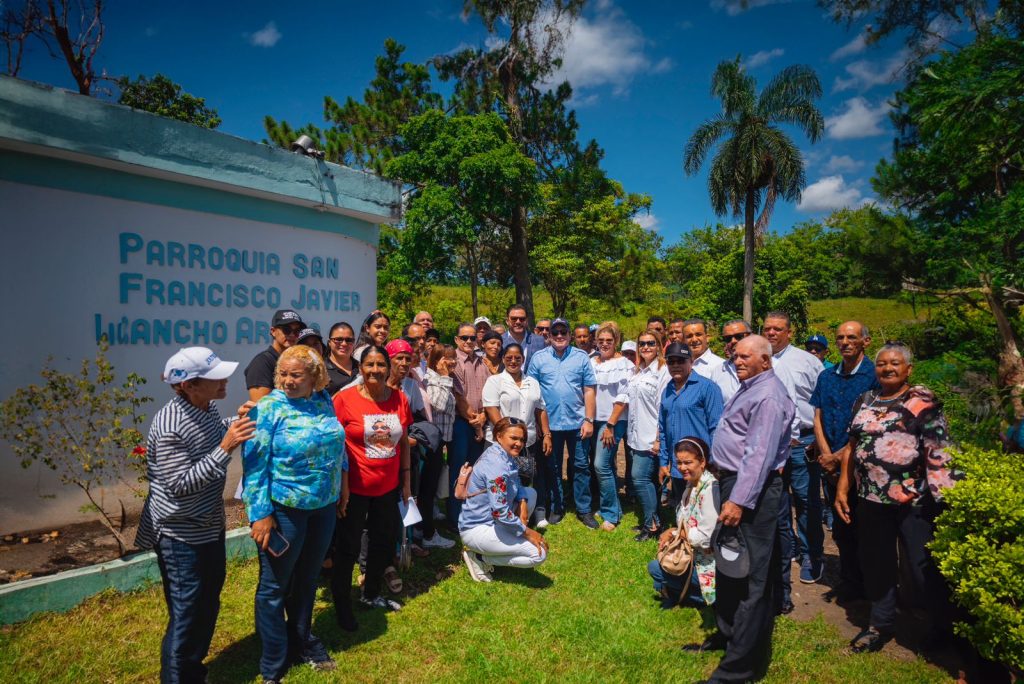 Jose Paliza entrega fondos para la construccion de Parroquia San Francisco Javier en Rancho Arriba