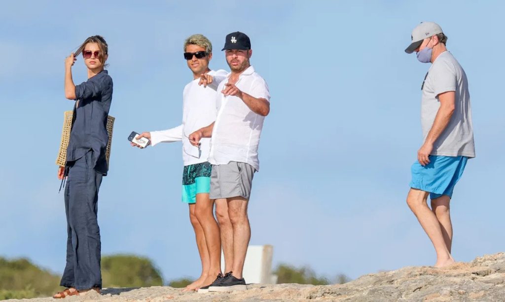 Leonardo DiCaprio fue fotografiado en Ibiza con una modelo de 22 anos