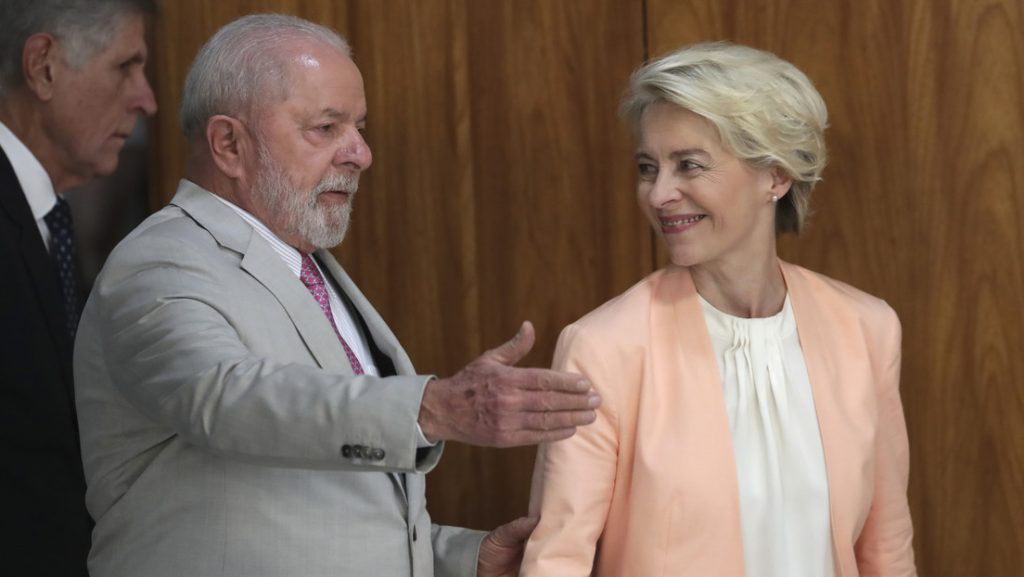Luiz Inacio Lula da Silva y la presidenta de la Comision Europea Ursula von der Leyen