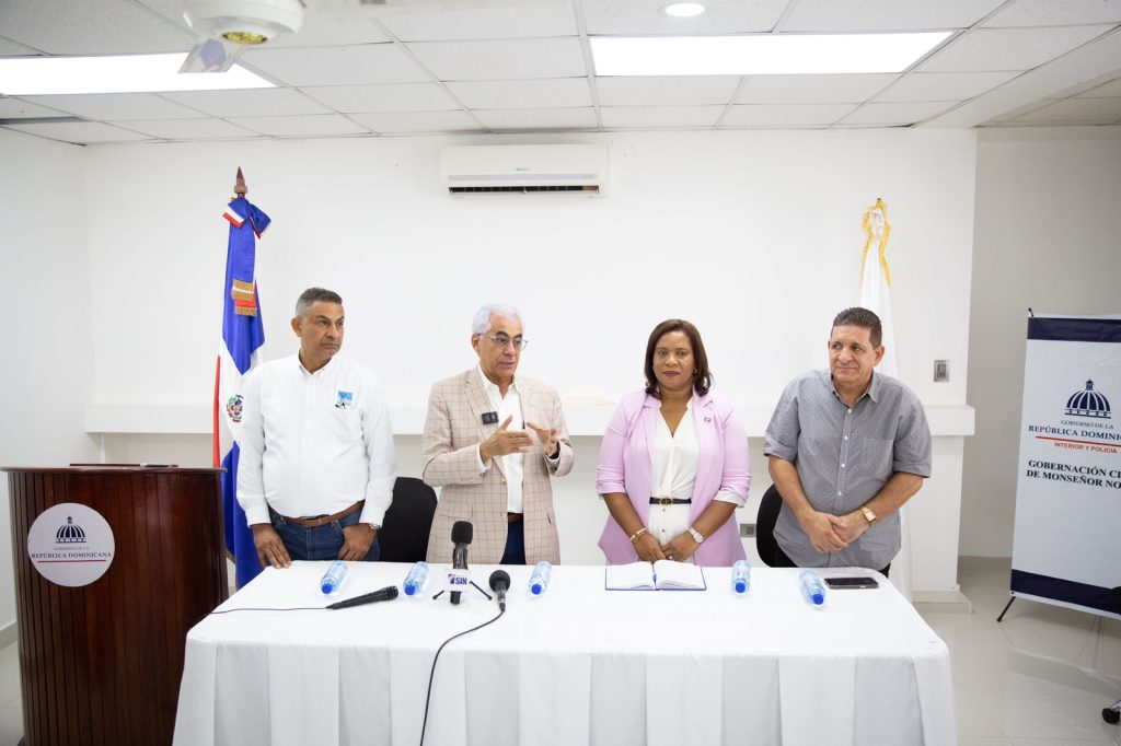 ETED explica interrupciones en el servicio eléctrico en Monseñor Nouel son causadas por sobrecargas en líneas Martin Robles Morillo adm de ETED Adela Tejada gobernadora Monsenor Nouel. Esquina izquierda Ing. Ramon Bautista director Mantenimiento de Infraestructura de ETED. Esquina derecha alcalde Monse