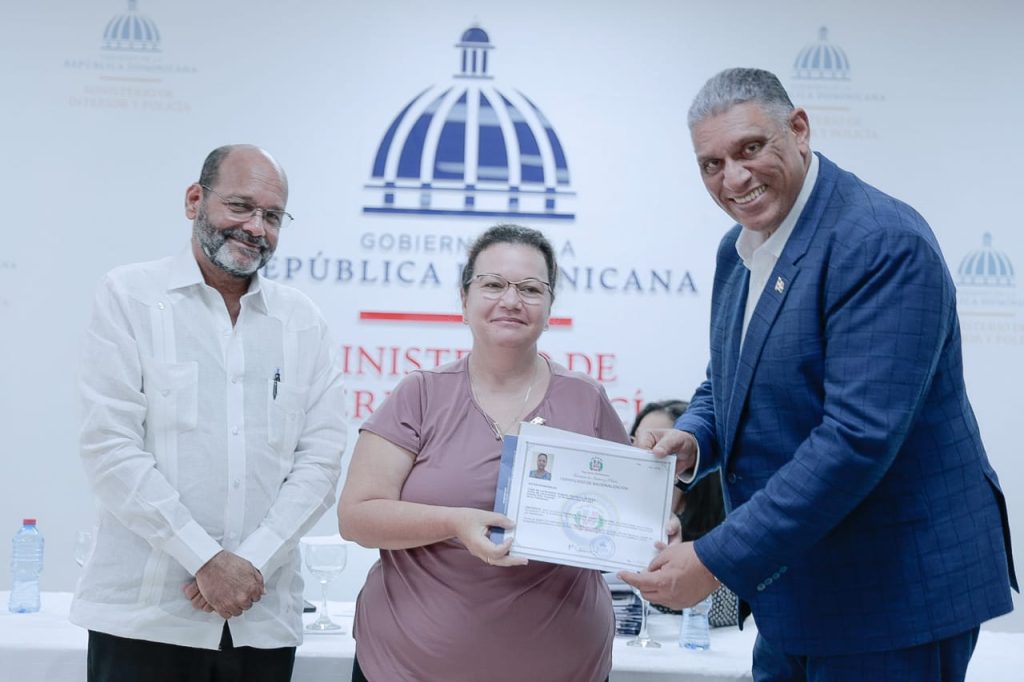 Ministerio Interior y Policia entrega nacionalidad dominicana a 30 extranjeros