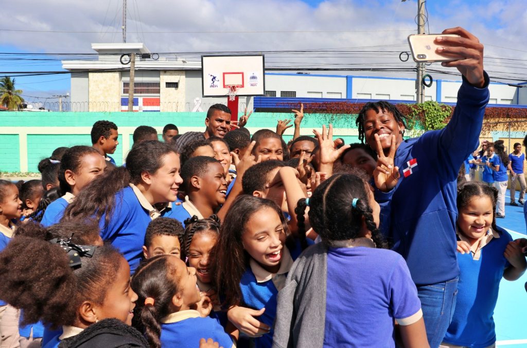 Marileidy Paulino elogia al INEFI por X Juegos Deportivos Escolares Nacionales Barahona 2023 PIE1Marileidy Paulino se realiza una selfie con estudiantes del centro educativo