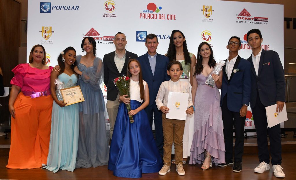 Colegio Loyola realizó XIV Festival de Cine Loyola 2023 “El cine desde la mirada de los niños” Padre Jorge William Hernandez Diaz SJ. En su calidad de Rector del Colegio Loyola. Centro juntos a los funcionarios e integrantes del Corto ganador d