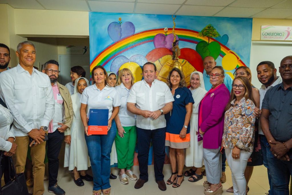 Paliza entrega aporte al Voluntariado Jesus con los Ninos del Hospital Infantil Doctor Arturo Grullon