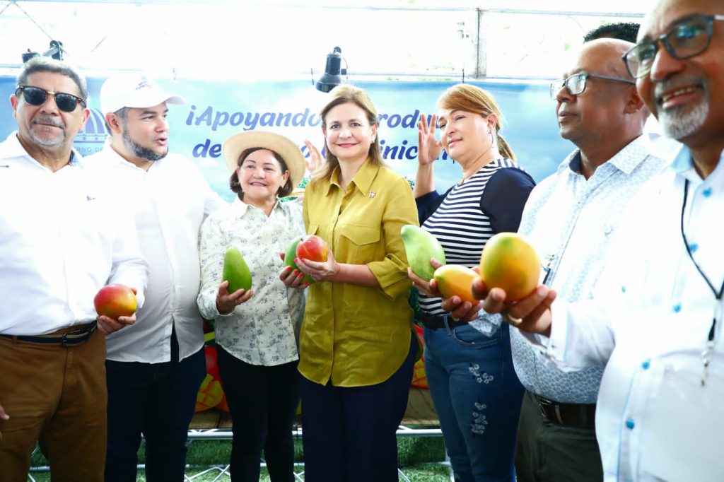 Raquel pena visita Feria Expo Mango 2023