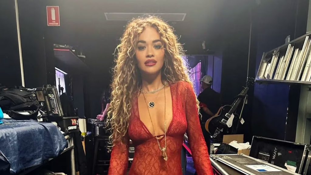 Rita Ora deslumbro con el impactante vestido que uso durante un show