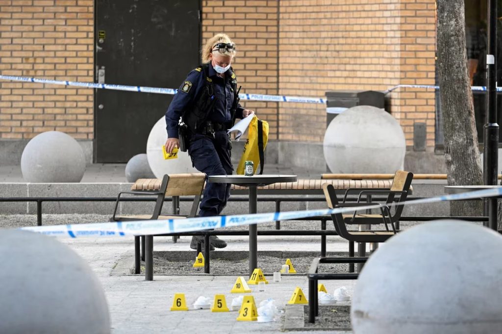 Tiroteo en Estocolmo un adolescente muerto y tres personas heridas en un centro comercia1l