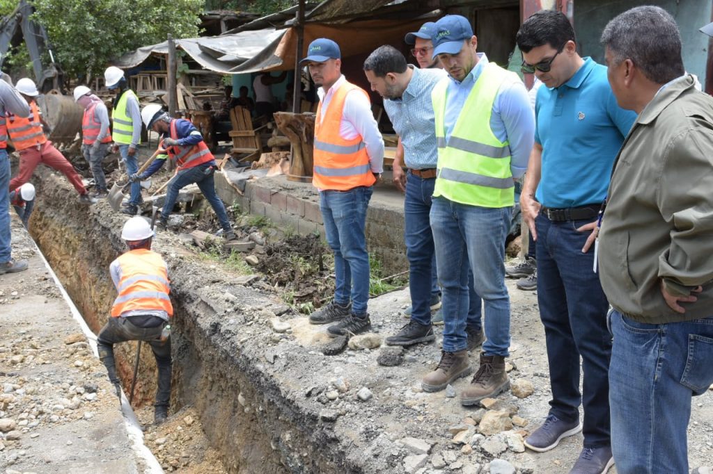 Wellington Arnaud supervisa obras en la provincia Monsenor Nouel