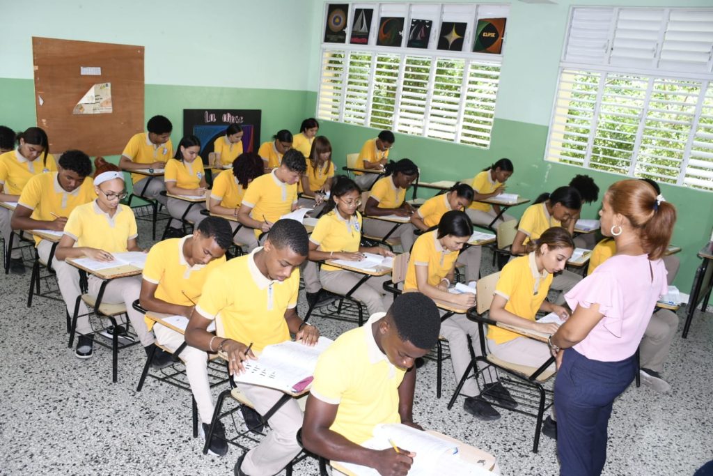 MINERD informa 90% de los estudiantes asiste a las Pruebas Nacionales estudiantes