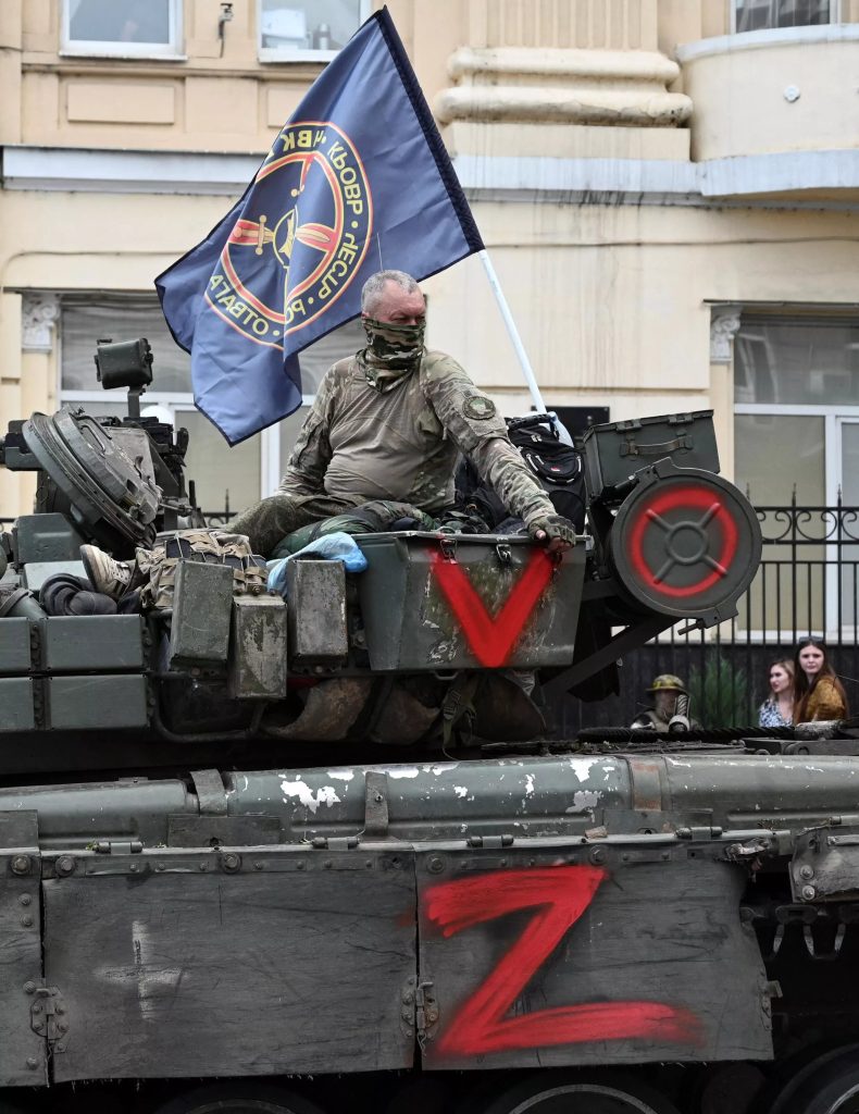 grupo mercenario privado Wagner es visto encima de un tanque