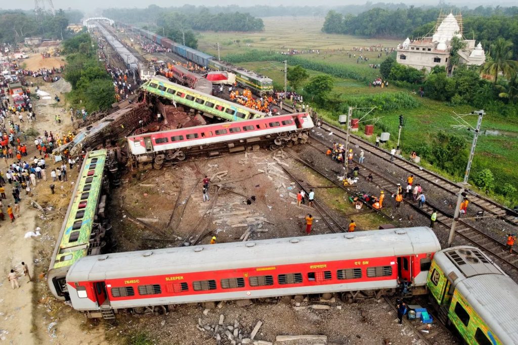 tren descarrilado en la India eljacaguero