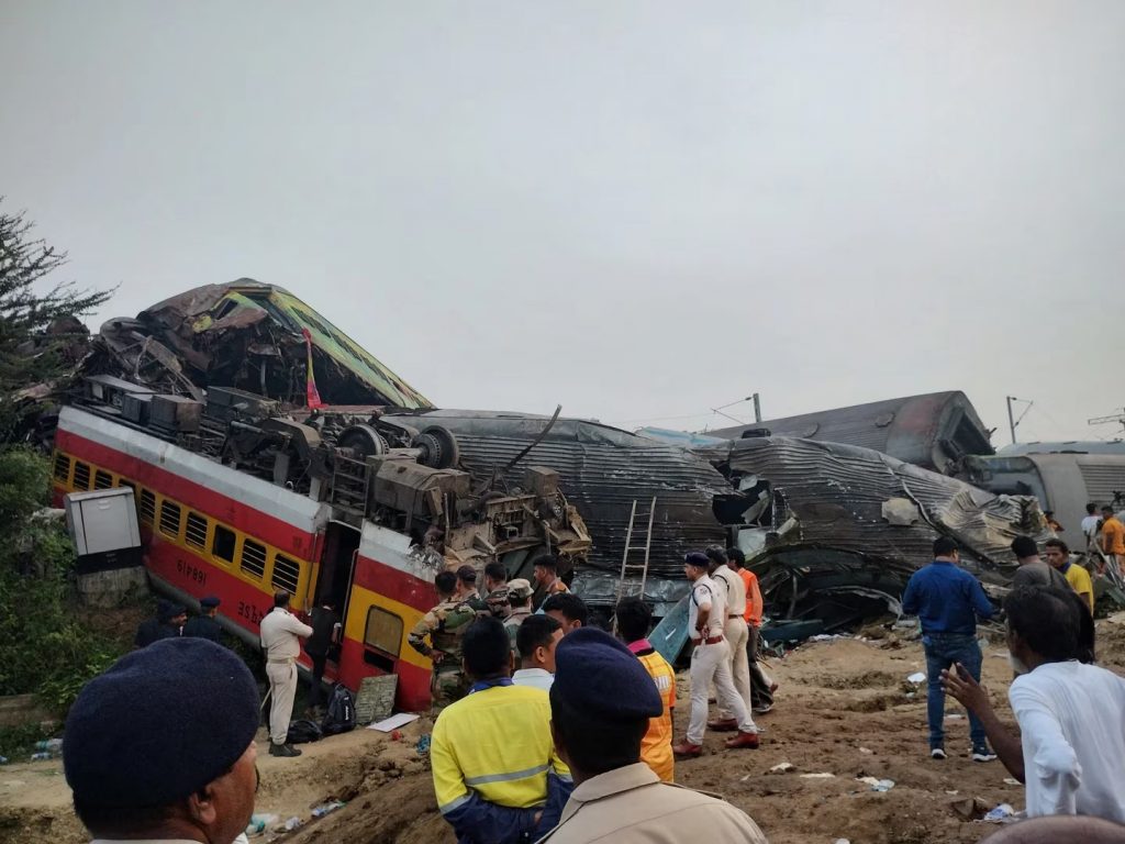 tren descarrilado en la India eljacaguero1