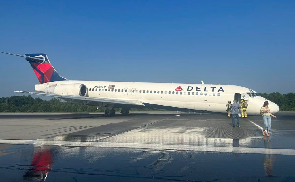 ¡Panico en el aire Avion de Delta Airlines aterriza sin tren delantero en un aeropuerto de EE.UU