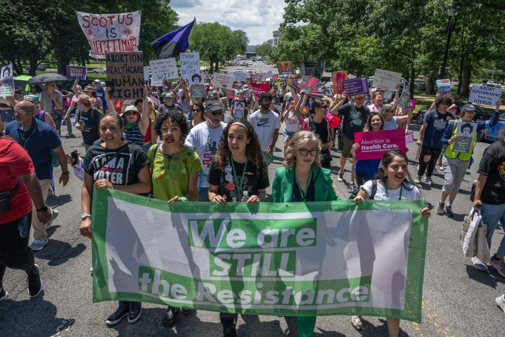 Activistas por el derecho al aborto participan en una marcha en Washington