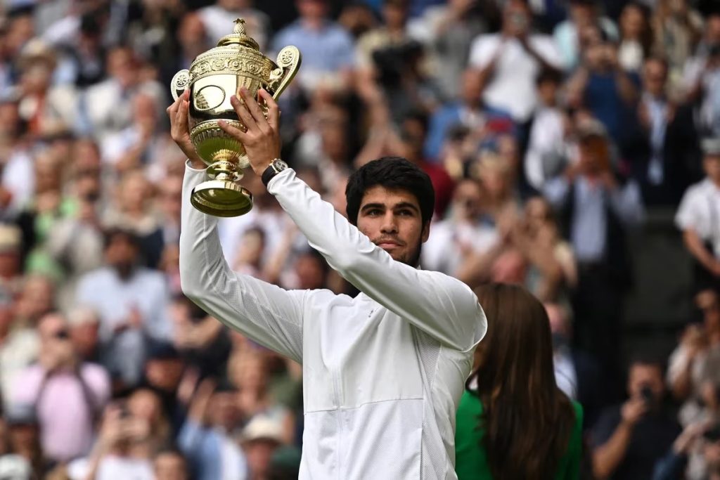 Alcaraz posa con el trofeo de Wimbledon eljacaguero