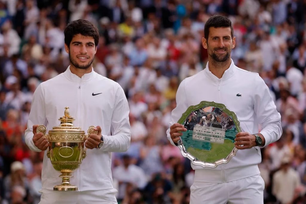 Alcaraz posa con el trofeo de Wimbledon eljacaguero1