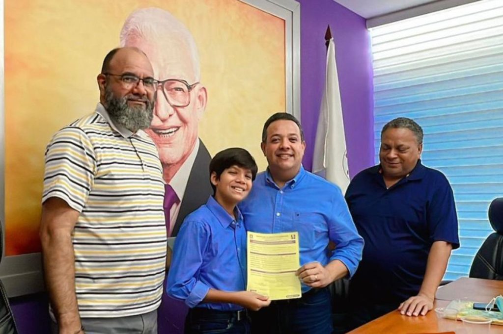 Alejandro Jaquez inscribe su precandidatura a diputado por Santiago