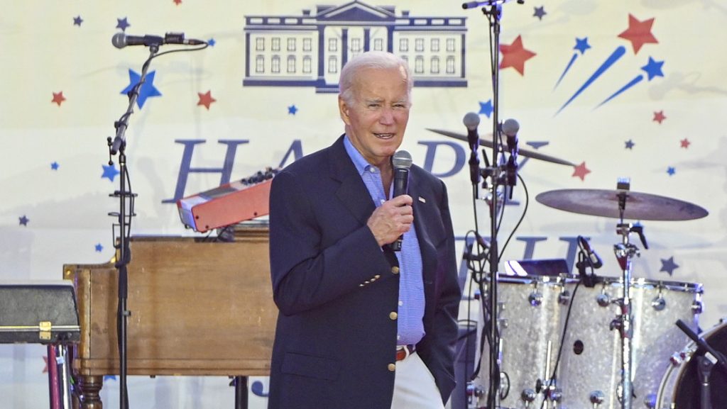 Biden bromea en una celebracion del 4 de julio Tienen miedo de que empiece a cantar