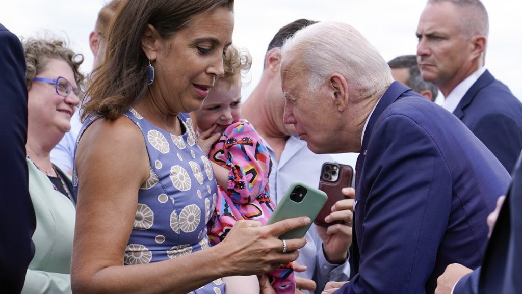 Biden muerde de broma a una nina durante su visita a Finlandia