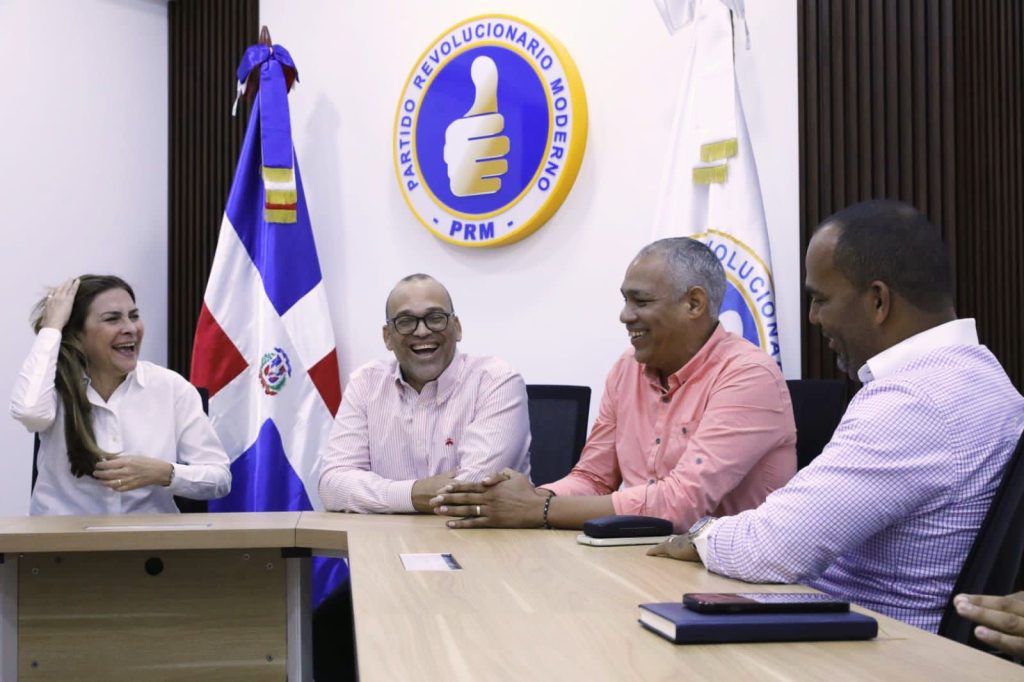 Excandidato a alcalde del PLD en Villa Tapia renuncia y pasa al PRM Excandidato a alcalde del PLD en Villa Tapia renuncia y pasa al PRM