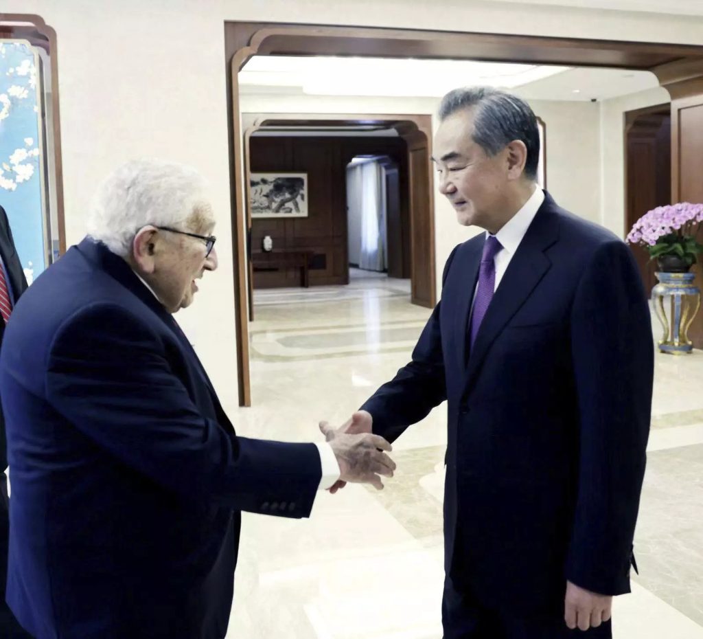 Henry Kissinger a la izquierda se reune con el consejero de Estado chino Wang Yi en Beijing