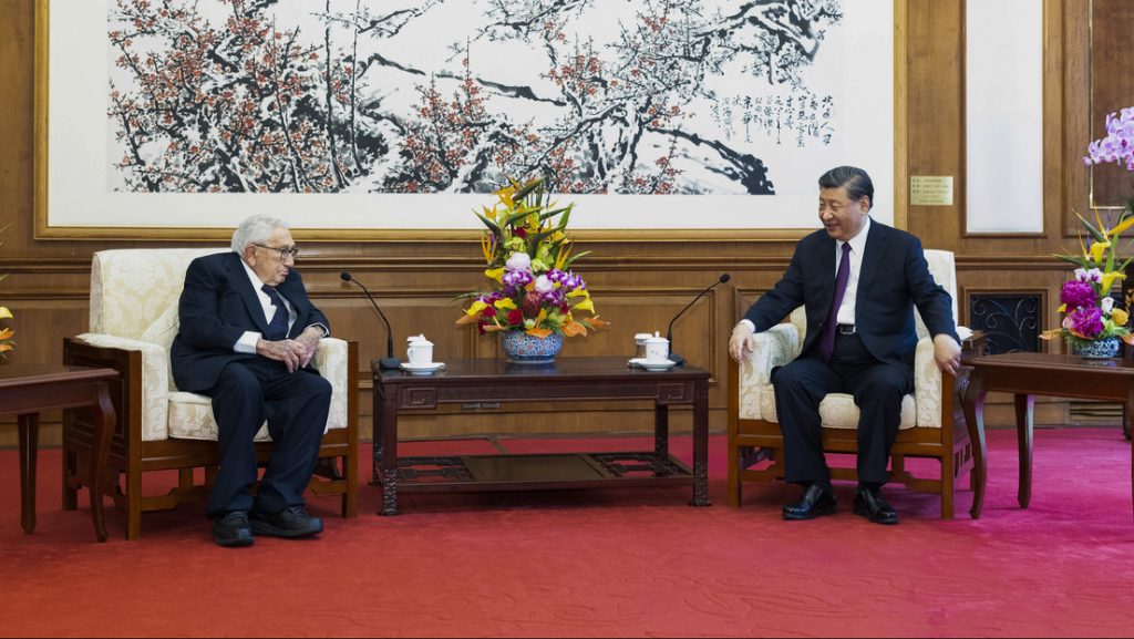 Henry Kissinger es recibido como viejo amigo por Xi Jinping en China