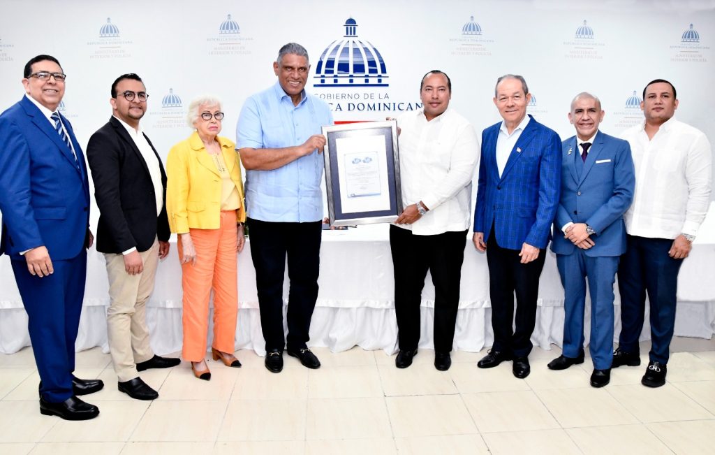 Jesus Vasquez recibe certificaciones ISO