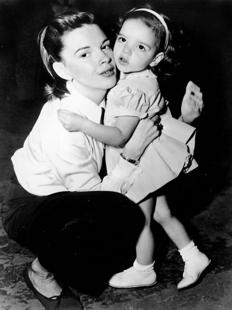 Judy Garland junto a su pequena hija Liza Minelli