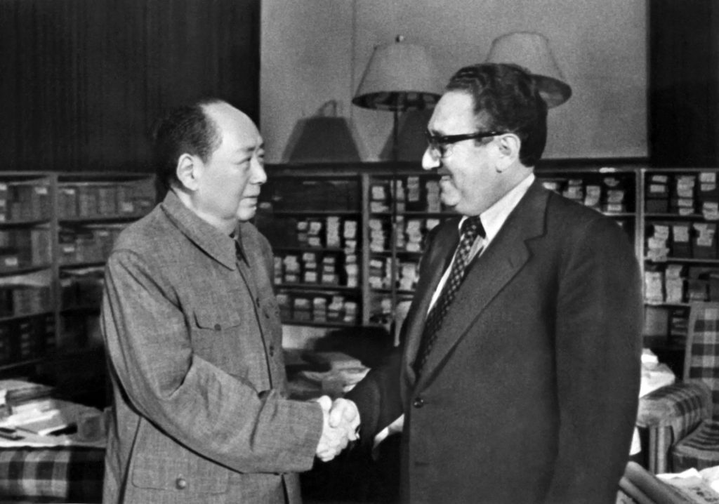 Kissinger es recibido por el lider comunista chino Mao Zedong