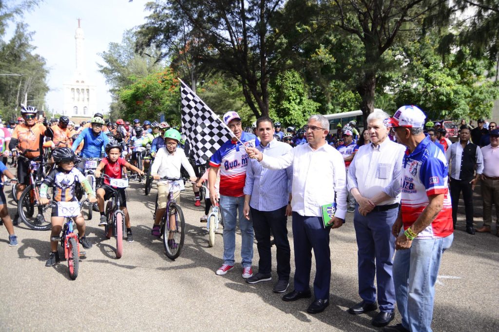 Manuel Ulises Bonnelly Vega da banderazo honor Octavio Clasico MTB Patron Santiago