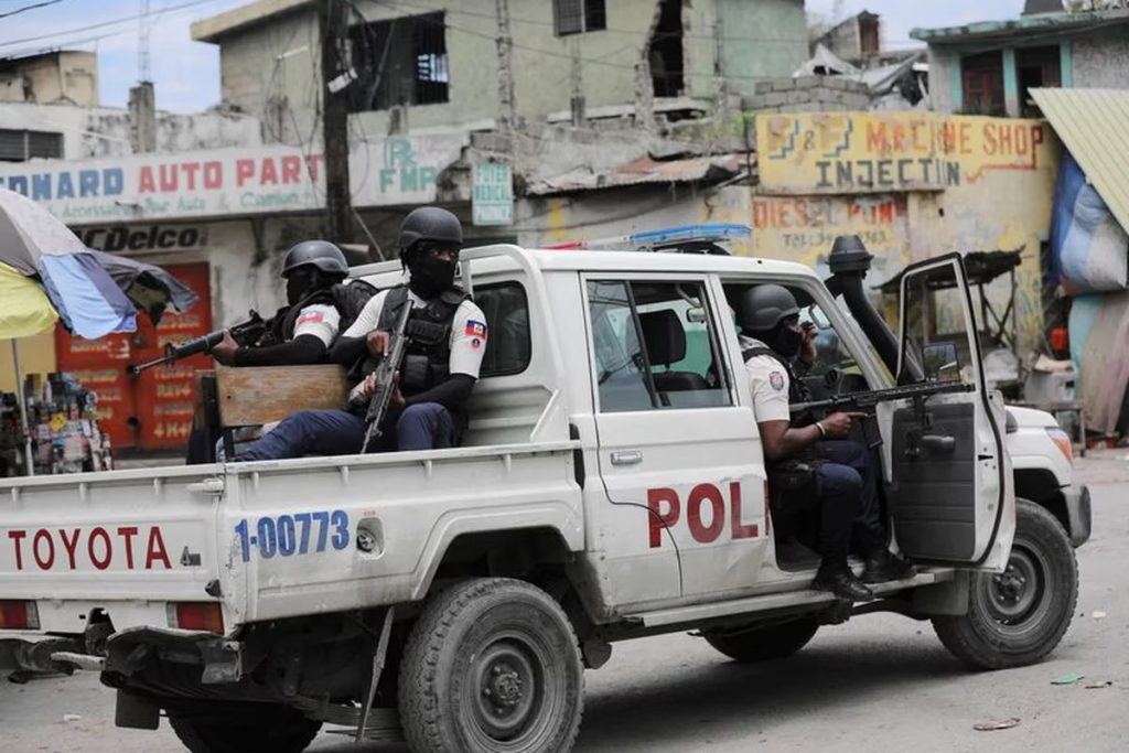 Policias patrullan Puerto Principe Haiti