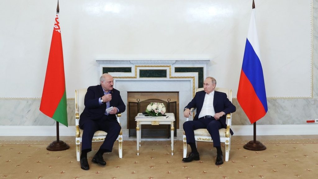 Putin y Lukashenko discuten el conflicto ucraniano