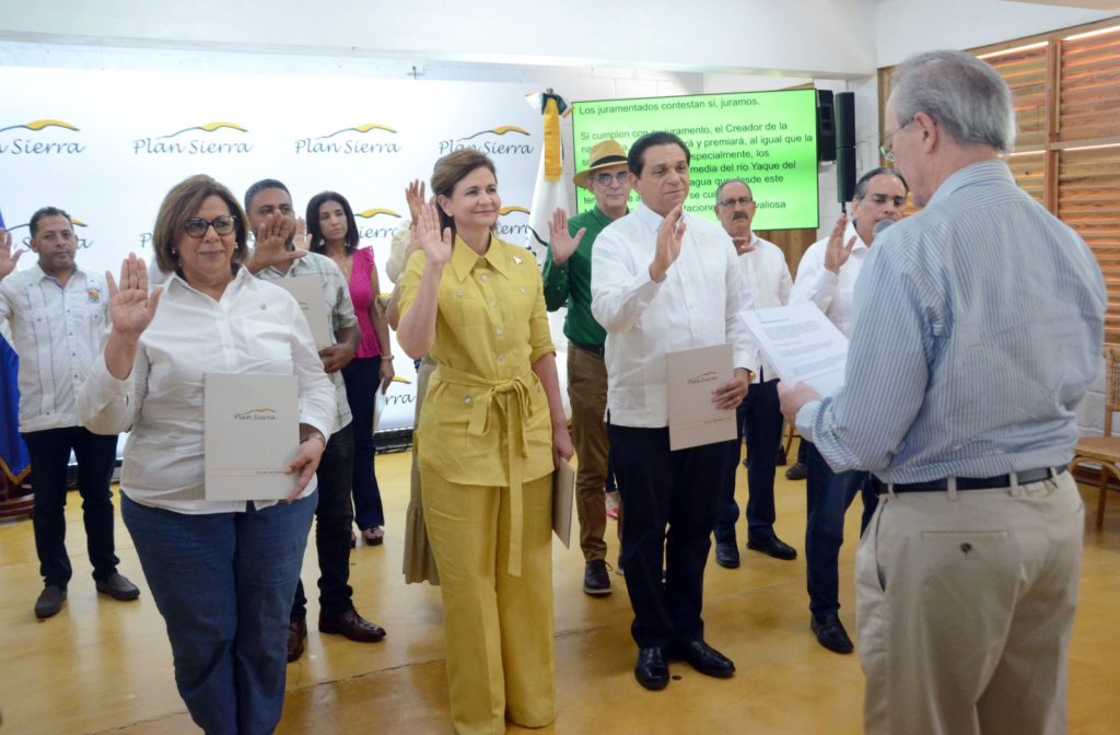 Juramentan a la vicepresidenta Raquel Peña y al ministro de Salud como nuevos socios del Plan Sierra Raquel Pena y daniel rivera como nuevos socios del Plan Sierra