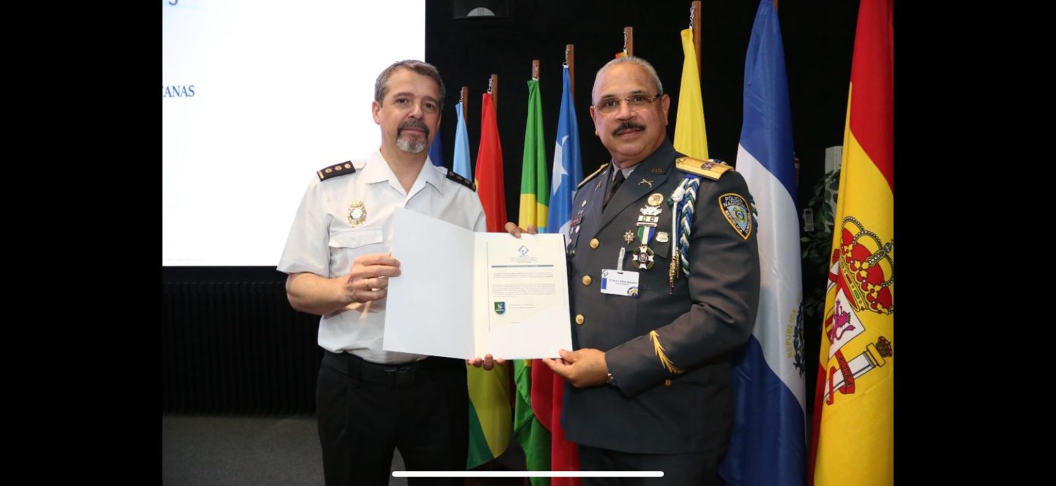 Rector del IPES participa en exitoso curso de alto mando de Policias