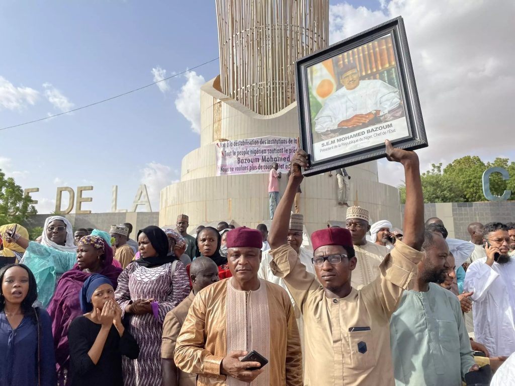 Simpatizantes del Presidente de Niger Mohamed Bazoum