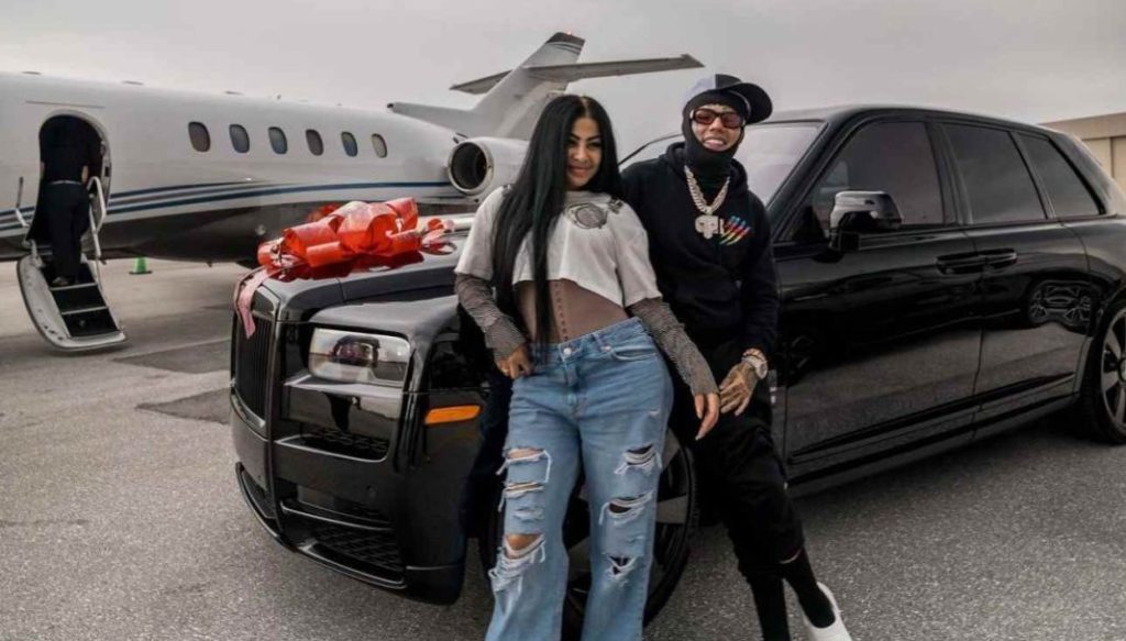 Tekashi regala una Rolls Royce del ano a Yailin en Miami e1689634375229